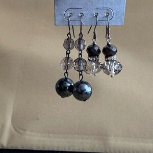 2 pairs of earrings